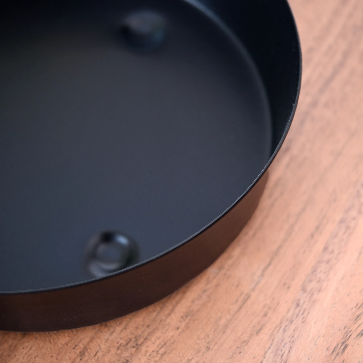 Charcoal burner with handle material thickness